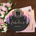 Assiettes En Carton 50 fabuleux anniversaire noir parties scintillant<br><div class="desc">Une assiette en papier 50e anniversaire tendance et glamour. Un arrière - plan noir classique décoré avec des gouttes de parties scintillant irrégulière de couleur arc-en-ciel, la peinture goutte à goutte dans l'or violet, rose et rose. Avec le texte : 50 et fabuleux. Personnalisez et ajoutez un nom. Texte de...</div>