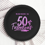 Assiettes En Carton 50 & Fabulous Purple Parties scintillant 50e anniv<br><div class="desc">50 & Fabulous Purple Parties scintillant 50th Birthday Sparkle Paper Party Plates présente le design de texte moderne "50 & Fabulous" en violet parties scintillant script de calligraphie sur un arrière - plan noir. Personnalisé avec votre nom personnalisé ci-dessus en modifiant le texte dans la zone de texte fournie. Parfait...</div>