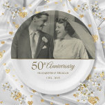 Assiettes En Carton 50e Anniversaire d'or Plaque de papier photo Maria<br><div class="desc">Personnalisez avec votre photo mariage préférée et les détails spéciaux cinquante ans d'anniversaire de mariage doré dans la typographie or chic. Conçu par Thisisnotme©</div>