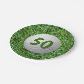 Assiettes En Carton 50e anniversaire Golf Ball on Grass Papier Plaque (Angle)