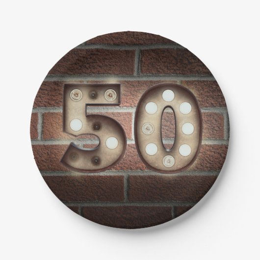 Assiettes En Carton 50e anniversaire marque marquee sur mur en brique (Devant)