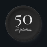 Assiettes En Carton 50e anniversaire moderne Typographie noir et blanc<br><div class="desc">Jetez la fête parfaite pour une personne fabuleuse qui a cinquante ans avec ce design noir et blanc simple et élégant. Les mots "50 & fabulous" apparaissent dans la typographie blanche sur un arrière - plan noir. Ce design moderne et polyvalent s'intègre bien à une gamme de thèmes de fête...</div>
