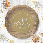 Assiettes En Carton 50ème anniversaire de Mariage d'or Confetti rustiq<br><div class="desc">Doté d'un délicat coeur d'amour doré confetti sur un arrière - plan rustique en bois. Personnalisez avec vos cinquante ans d'or mariage anniversaire informations en lettres d'or chic. Conçu par Thisisnotme©</div>