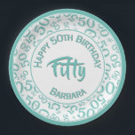Assiettes En Carton 50th Birthday Party Numéro Motif Turquoise/blanc 5<br><div class="desc">Utilisez le modèle de texte fourni pour personnaliser la conception numérique. Ce graphique sur la colline a un motif de nombres aléatoires turquoise et blanc avec le numéro de jalon 50 répété dans des tailles et angles variés pour une impression tout-en-haut. Il y a un cercle blanc au centre de...</div>