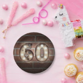 Assiettes En Carton 60e anniversaire marque marquee sur mur en brique (Fête)