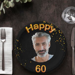 Assiettes En Carton 60e anniversaire photo ballons d'or noir<br><div class="desc">Une plaque en papier pour une fête du 60e anniversaire pour les mecs. Modèle pour votre photo. Arrière - plan noir et le texte : Joyeux 60. Le texte est écrit avec un faux script de ballon d'or tendance. Des confettis d'or comme décoration. Des serviettes en papier assorties sont disponibles...</div>