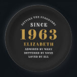 Assiettes En Carton 60th Birthday Born 1963 Ajouter Nom Black Gold<br><div class="desc">Anniversaire personnalisé ajoutez votre nom et plaque de papier de l'année. Modifiez le nom et l'année avec le modèle fourni. Un merveilleux accessoire de fête d'anniversaire personnalisé. Plus de cadeaux et de fournitures de fête disponibles avec le design "normes de fixation" dans le magasin.</div>