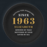 Assiettes En Carton 60th Birthday Born 1963 Ajouter Nom Black Gold<br><div class="desc">Anniversaire personnalisé ajoutez votre nom et plaque de papier de l'année. Modifiez le nom et l'année avec le modèle fourni. Un merveilleux accessoire de fête d'anniversaire personnalisé. Plus de cadeaux et de fournitures de fête disponibles avec le design "normes de fixation" dans le magasin.</div>