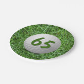 Assiettes En Carton 65e anniversaire Golf Ball on Grass Papier Plaque (Angle)