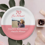 Assiettes En Carton 70 Alors, quelle citation amusante 70e anniversair<br><div class="desc">70 Alors,  ce que Drôle Cite 70e Anniversaire Plaques de Papier Photo. Drôle et inspirant 70 alors ce que dire dans un script moderne. Ajoutez votre photo et changez le nom et le texte des plaques. Idéal pour une femme avec un sens de l'humour.</div>
