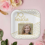 Assiettes En Carton 70 et Fabulous Gold Parties scintillant Photo 70e<br><div class="desc">70 et Fabulous Gold Parties scintillant Photo 70th Birthday Party Plaques papier. Design moderne avec typographie branchée et taches de parties scintillant en faux or. Le design a une photo et un nom personnalisés. Faites-lui des plaques personnalisées de fête du 70e anniversaire pour elle.</div>