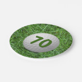 Assiettes En Carton 70e anniversaire Golf Ball on Grass Papier Plaque (Angle)