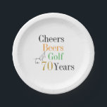 Assiettes En Carton 70e anniversaire Golf Cheers Bières Party<br><div class="desc">C'est un cool et moderne, 70ème anniversaire, design de partie de golf. Il s'agit d'un design simple et minimal, en noir et blanc classique, avec des pops de typographie or, orange et verte. Parfait pour un cool et amusant, golf et bière à thème, fête du 70e anniversaire. Cette conception est...</div>