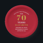 Assiettes En Carton 70th Birthday Party Ajouter Votre Nom Rouge Et Or<br><div class="desc">Elégante plaque de papier rouge et or 70e anniversaire. Modifiez facilement le texte à l'aide du modèle fourni. Découvrez notre gamme de cadeaux et de fournitures pour le 70e anniversaire.</div>