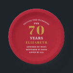 Assiettes En Carton 70th Birthday Party Ajouter Votre Nom Rouge Et Or<br><div class="desc">Elégante plaque de papier rouge et or 70e anniversaire. Modifiez facilement le texte à l'aide du modèle fourni. Découvrez notre gamme de cadeaux et de fournitures pour le 70e anniversaire.</div>