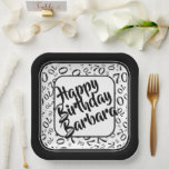 Assiettes En Carton 70th Birthday Party Numéro Motif noir blanc<br><div class="desc">Il est facile de personnaliser le texte au centre avec les modèles de texte fournis. Cette conception sur la colline a un motif de nombres aléatoires noir et blanc avec le numéro de jalon 70 répété dans des tailles et angles variés pour une impression tout-en-haut. Il y a un carré...</div>