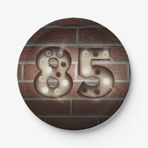 Assiettes En Carton 85e anniversaire marque marquee sur mur en brique