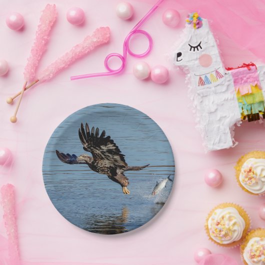 Assiettes En Carton Aigle à tête blanche immature qui dépose un poisso (Fête)