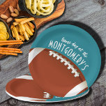 Assiettes En Carton American Football Jour Aqua<br><div class="desc">Les plaques en papier personnalisables en 2 TAILLES - 9" et 7" présentent un football américain sur aqua et les mots "It's Game Day!" avec votre nom. PLUS de couleurs et articles correspondants dans notre magasin.</div>