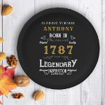 Assiettes En Carton Anniversaire Fête Ajouter Nom Et Année<br><div class="desc">Célébrez votre journée spéciale avec style grâce à nos plaques personnalisées en noir et or de fête d'anniversaire. Parfaits pour un anniversaire spécial, ces assiettes ajouteront une touche amusante et personnalisée à la célébration. Le design comporte un beau motif noir et or et vous pouvez ajouter votre nom et année...</div>