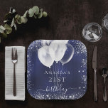 Assiettes En Carton Anniversaire marine bleu argent parties scintillan<br><div class="desc">Pour une fête d'anniversaire de 21ème anniversaire (ou de n'importe quel âge). Un arrière - plan bleu marine avec d'élégants étincelants faux argentés et des ballons blancs. La couleur bleue est inégale. Personnalisez et ajoutez un nom et 21 ans. Lettres blanches.</div>