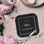 Assiettes En Carton Anniversaire noir blanc minimaliste homme gars<br><div class="desc">Un arrière - plan noir décoré d'un cadre blanc. Personnalisez et ajoutez une date,  un nom,  un âge.</div>