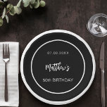 Assiettes En Carton Anniversaire noir blanc minimaliste homme gars<br><div class="desc">Un arrière - plan noir décoré d'un cadre blanc. Personnalisez et ajoutez une date,  un nom,  un âge.</div>