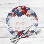 Assiettes En Carton Anniversaire patriotique USA rouge blanc bleu<br><div class="desc">Pour une fête d'anniversaire de 50e (ou tout âge). Arrière - plan blanc. Décoré de ballons de couleur patriotique en bleu rouge et blanc. Le bleu et le rouge brillent. Personnalisez et ajoutez une date,  un nom et un âge.</div>