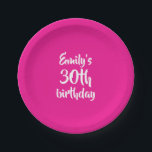 Assiettes En Carton Anniversaire personnalisé rose chaud<br><div class="desc">Hot Rose Solid. Un magnifique éclat de couleur intense,  brillante et omniprésente. Esthétique moderne moderne et tendance dopamine. Peut être personnalisé.</div>