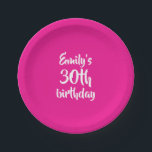 Assiettes En Carton Anniversaire personnalisé rose chaud<br><div class="desc">Hot Rose Solid. Un magnifique éclat de couleur intense,  brillante et omniprésente. Esthétique moderne moderne et tendance dopamine. Peut être personnalisé.</div>