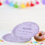Assiettes En Carton Anniversaire violet confetti élégant<br><div class="desc">Un arrière - plan violet branché. Décoré de confettis. Personnalisez et ajoutez un nom,  un âge et une date.</div>
