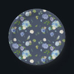 Assiettes En Carton Aquarelle bleue Hydrangea et Rose motif floral<br><div class="desc">Ajoutez un accent floral à votre événement avec ces belles plaques en papier. Il présente un motif fleuri d'hydrangées bleues et blanches et de roses avec d'autres touches de verdure et de fleurs sur un arrière - plan bleu foncé. Ces assiettes en papier à fleurs sont parfaites pour les fêtes...</div>