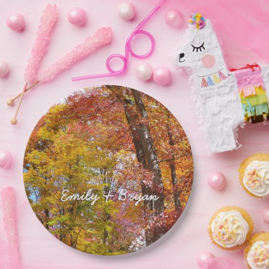 Assiettes En Carton Arbres automnes oranges et jaunes Photographie d'a (Fête)