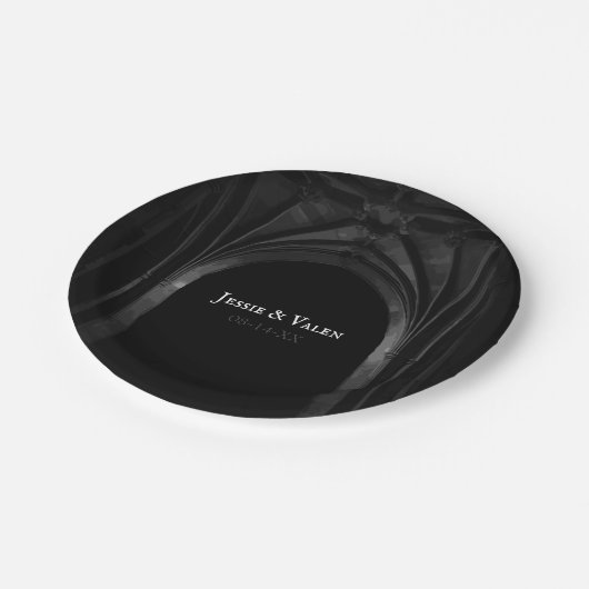 Assiettes En Carton Arc gothique Mariage élégant Noir et Blanc foncé (Angle)