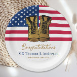 Assiettes En Carton Armée militaire Retraite USA American Flag Party<br><div class="desc">Ajoutez la touche finale à votre fête de retraite militaire avec ces plaques de papier et fournitures militaires design USA American Flag. Drapeau américain en rouge moderne blanc et bleu, étoiles et rayures, avec design de bottes de combat en or. Cette plaque de papier du Flag américain est parfaite pour...</div>