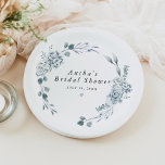 Assiettes En Carton AUSHA Dusty Blue Floral Boy Baby shower<br><div class="desc">Cette plaque en papier de douche nuptiale présente d'élégants flancs bleu et blanc poussiéreux et une police minimaliste élégante. Il est parfait pour tout événement simple et classique.</div>