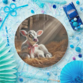 Assiettes En Carton Baby Calf Dans Le Stall De Grange Lumineux (Fête)