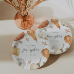 Assiettes En Carton Baby shower d'automne Citrouille rustique<br><div class="desc">Le design charmant des baby showers automnaux comporte une bordure de citrouilles d'aquarelle et de feuilles d'automne,  avec "un peu de citrouille est en route" au centre. Parfait pour les baby showers d'automne ou d'Halloween.</div>