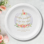 Assiettes En Carton Baby shower d'automne de la petite fille Citrouill<br><div class="desc">Cette mignonne plaque en papier baby shower d'automne présente un citrouille d'aquarelle blanc et des fleurs avec feuillage vert et or. Il dit "Un petit citrouille est en route ! " dans la typographie de l'or. Facile à personnaliser. Parfait pour le baby shower d'une fille d'automne. Aquarelle originale © Michele...</div>