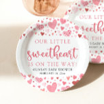 Assiettes En Carton Baby shower de la Saint Valentin Pink Little Sweet<br><div class="desc">Pink Little Sweetheart Valentine's Day Baby shower Plaques de papier Ces Baby showers Pink Little Sweetheart Valentine's Day sont là pour ajouter une touche de beauté à votre célébration! Avec leur design charmant, elles apportent une touche de douceur supplémentaire à votre décor de baby shower. Parfaits pour ces moments de...</div>