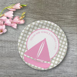 Assiettes En Carton Baby shower nautique fille bateau rose<br><div class="desc">Ces plaques de papier baby shower personnalisées et amusantes sont parfaites pour votre événement en l'honneur d'une mère d'être une petite fille. Ils ont un thème nautique amusant avec un graphisme de voilier rose dressé contre un arrière - plan plaid rose,  blanc et vert.</div>