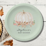 Assiettes En Carton Baby shower vert de citrouille Automne<br><div class="desc">Cette mignonne plaque en papier baby shower d'automne présente un citrouille blanc aquarelle et un feuillage sur un arrière - plan vert pastel doux. Parfait pour un baby shower sans distinction de genre. Facile à personnaliser. Parce que nous créons notre oeuvre, vous ne trouverez pas cette image exacte d'autres designers....</div>