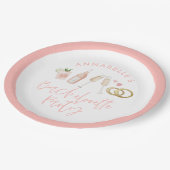 Assiettes En Carton Bachelorette à script de cocktail rose moderne (Angle)