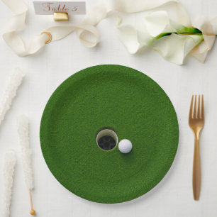 Assiettes En Carton Balle de golf à côté du trou sur un parcours de go
