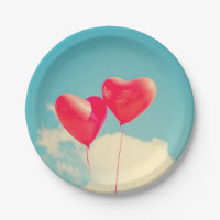 Ballons du Coeur Rouge contre ciel nuageux
