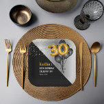 Assiettes En Carton Ballons élégants Noir | Gold 30th Birthday Party<br><div class="desc">Les ballons noirs en retour vers les ballons à chiffres d'or donnent une touche dramatique à ce design de fête du 30e anniversaire. Conception composite par Holiday Hearts Designs (droits réservés). D'autres numéros d'âge sont disponibles dans notre boutique.</div>