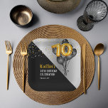 Assiettes En Carton Ballons élégants Noir | Gold 70th Birthday Party<br><div class="desc">Les ballons noirs en retour vers les ballons à chiffres d'or donnent une touche dramatique à ce design de fête d'anniversaire de 70e. Conception composite par Holiday Hearts Designs (droits réservés). D'autres numéros d'âge sont disponibles dans notre boutique.</div>
