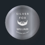 Assiettes En Carton Barbe d'anniversaire de renard argent hommes gars<br><div class="desc">Thème de renard d'argent pour une fête d'anniversaire pour les hommes,  les gars. Une icône blanche,  une barbe et une moustache mâles. Arrière - plan métallique à l'aspect faux argenté foncé. Personnalisez et ajoutez un nom et une date. Avec le texte : Silver Fox.</div>