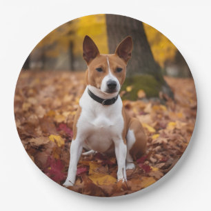 Assiettes En Carton Basenji dans les feuilles d'automne qui tombent in