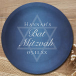 Assiettes En Carton Bat mitzvah moderne Blue Star de David Custom Part<br><div class="desc">De belles nuances profondes de bleu foncé créent une texture comme de l'eau sur ces assiettes de fête Bat mitzvah formelles personnalisées. Élégant script blanc minimaliste sur la décoration avec le nom de votre fille sur la subtile étoile de David pour une célébration juive.</div>